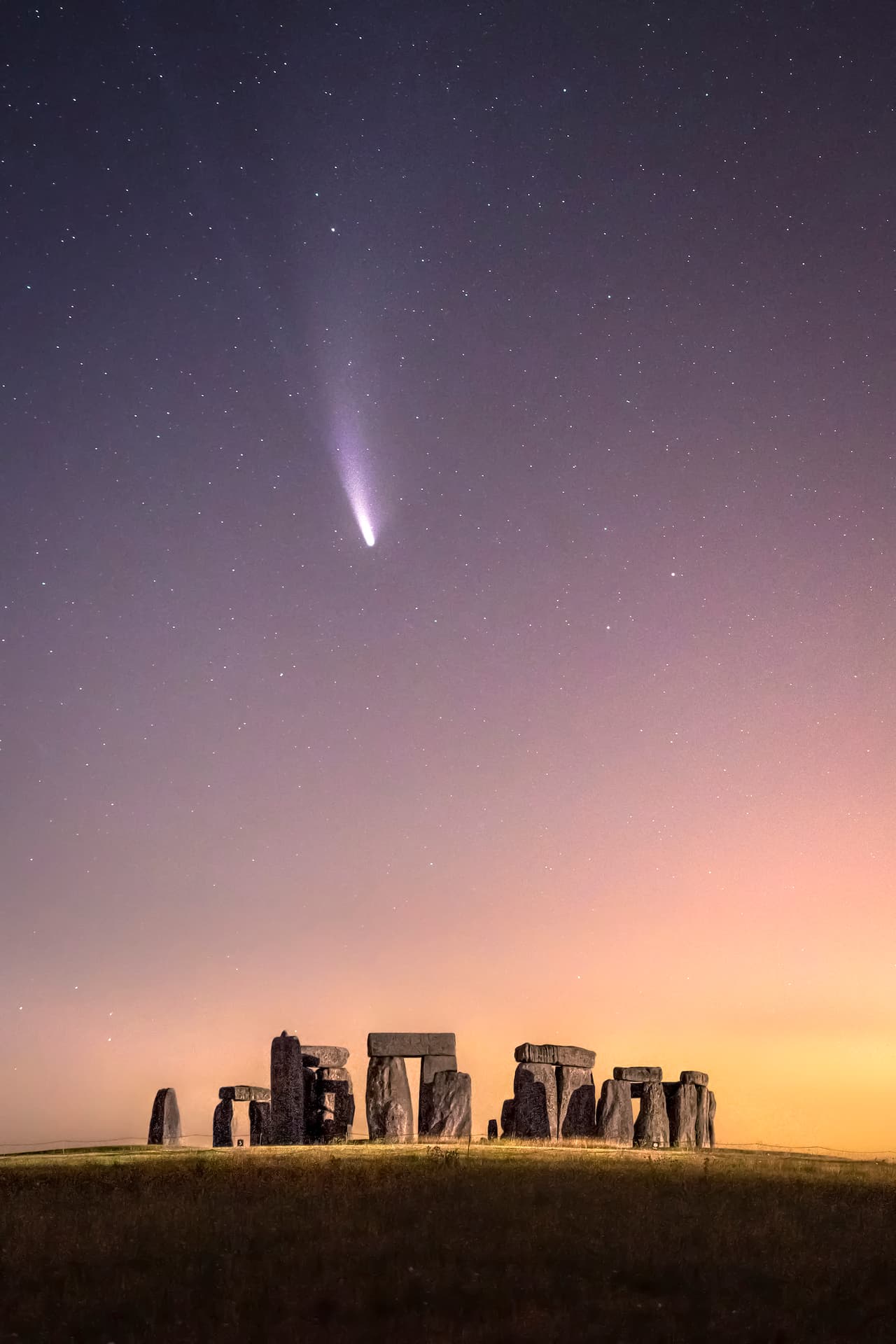 <b> ‘El Cometa Neowise sobre Stonehenge’</b>
<br>
<br>El resplandor naranja en la imagen es la contaminación lumínica de los pueblos cercanos a uno de los sitios arqueológicos más importantes de Reino Unido. El cometa Neowise regresará a la Tierra en aproximadamente 6,800 años y la vez anterior que 'pasó' por esa zona las enigmáticas rocas de Stonehenge todavía no estaban ahí.
<br>