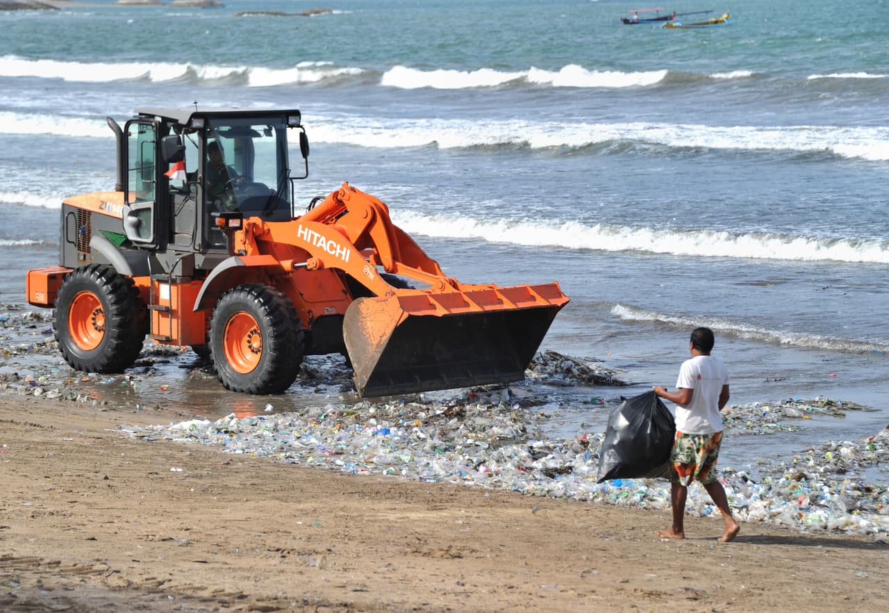 El problema de la basura ha crecido tanto en los últimos años y meses que los funcionarios en Bali declararon en diciembre una “emergencia de basura” a lo largo de un tramo de seis kilómetros de costa que incluye las populares playas Jimbaran, Kuta y Seminyak.