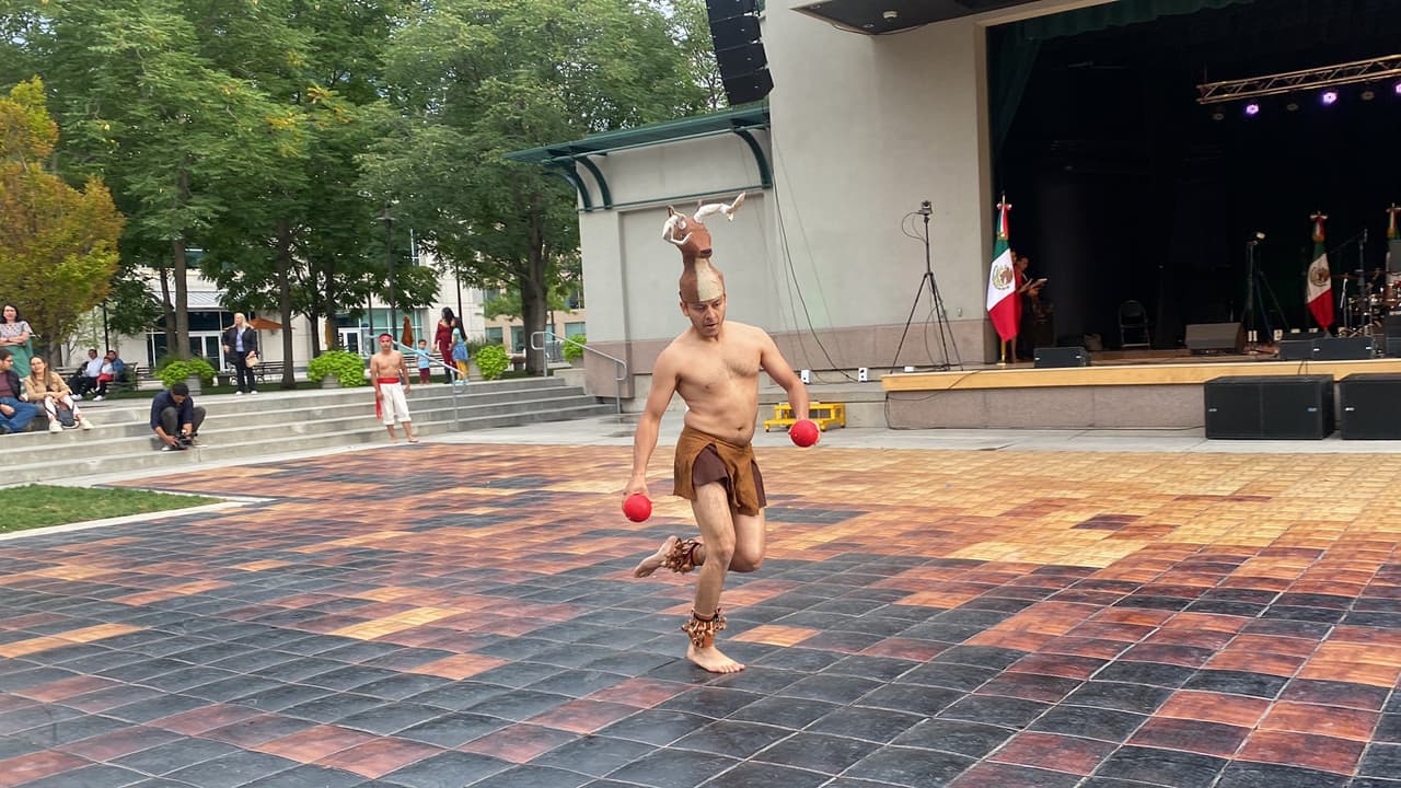 Voluntarios ensayan para la celebración de El Grito mexicano en Salt Lake City.