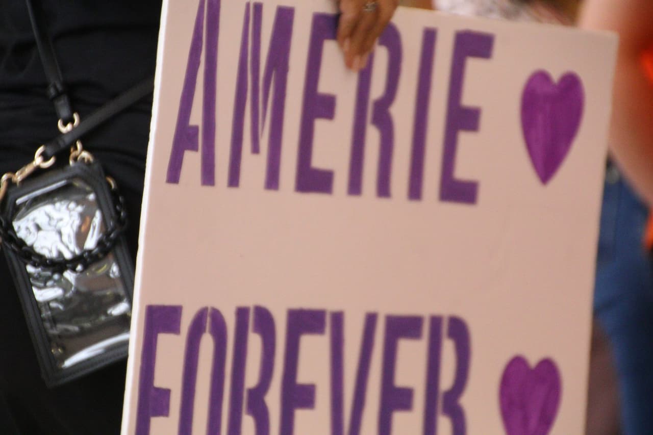 Asimismo, Caitlin González, estudiante de la escuela Robb Elementary tomó el micrófono y dijo:
<b>"¿Por qué no protegieron y sirvieron a mis amigos y maestros el 24 de mayo?" </b>