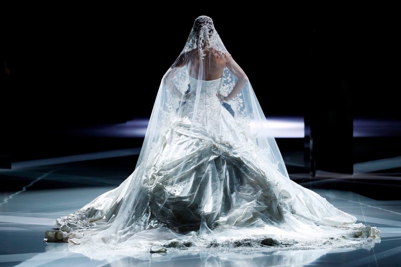 Y es que desde que Meghan Markle los eligió para vestirla en sus
<b><a href="https://www.univision.com/entretenimiento/los-lujos-que-podrias-comprarte-con-el-vestido-de-meghan-en-esta-foto-fotos#fe8af5c90000">fotos de compromiso</a></b> con el príncipe Harry (en noviembre pasado) han sido unos de los nombres favoritos en la terna de quién se llevará el crédito de su vestido de novia.