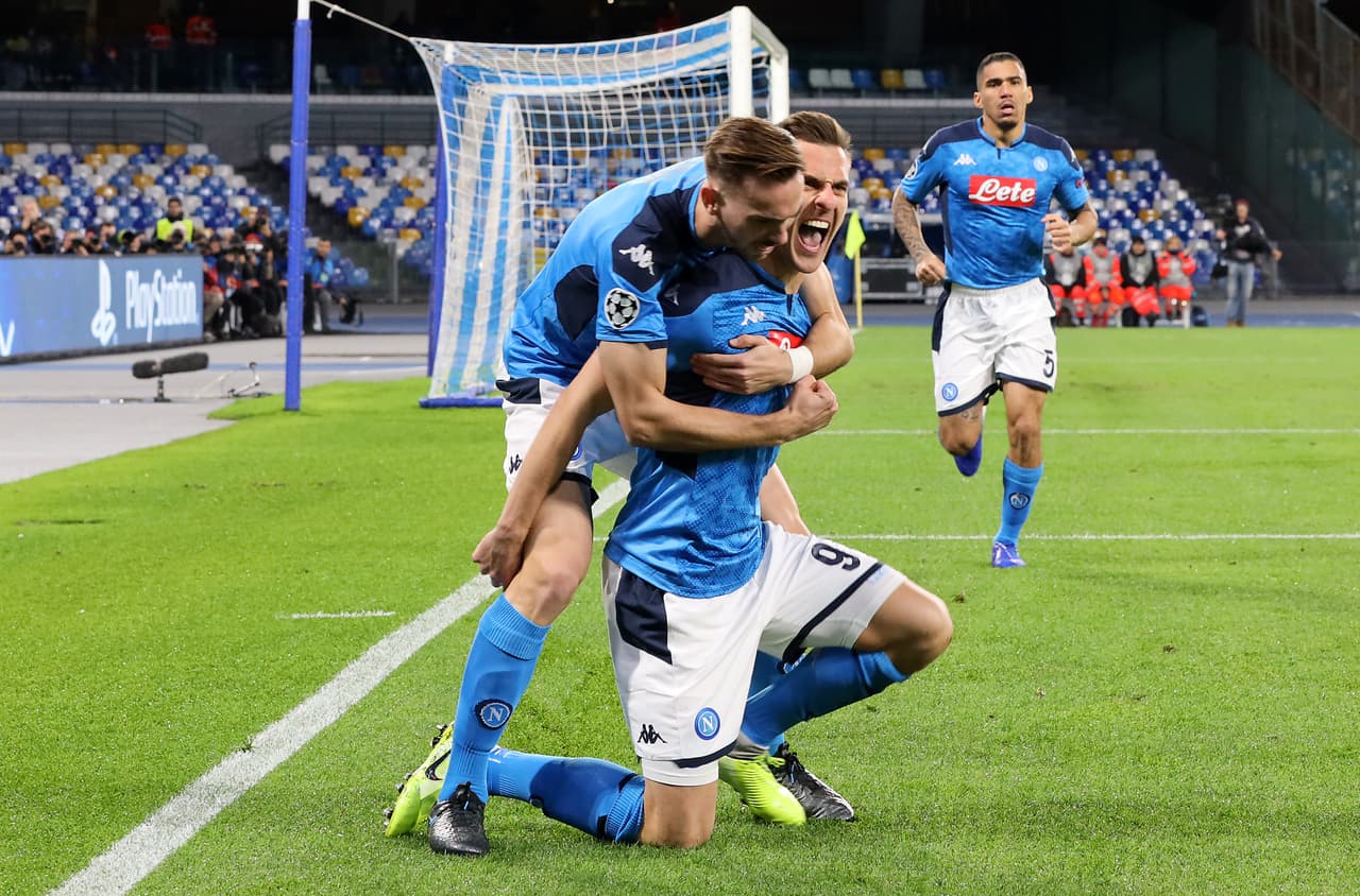 Arkadiusz Milik y Fabian Ruiz celebran el primer gol que abre el marcador el Nápoli ante el KRC Genk.