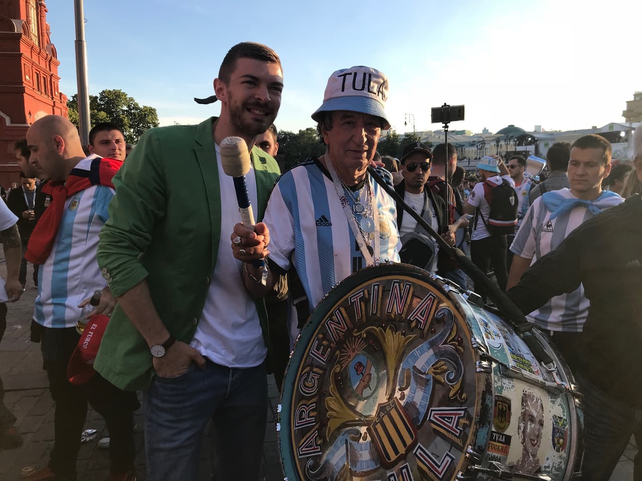Con su inconfundible y tradicional sello, los hinchas argentinos aparecieron en tierras rusas para hacer su aportación, con su colorido, con su ambiente y sus cánticos para darle el apoyo a Argentina.