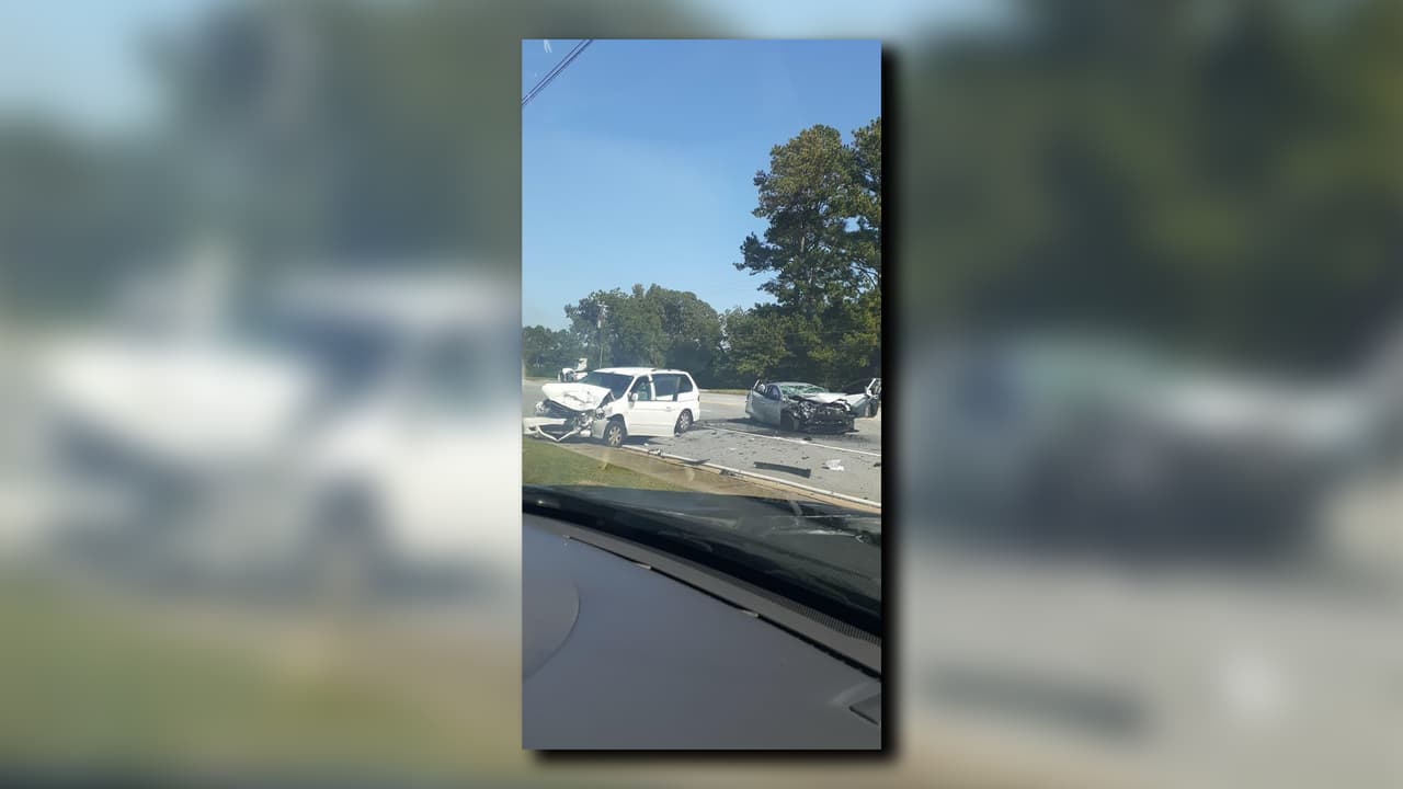 Jake Parker, vocero del Departamento de Policía de la ciudad de Lawrenceville informó a Noticias 34 Atlanta que debieron utilizar maquinaria especializada para poder sacar a una personas que quedó atrapada en uno de los vehículos que resultó destruido tras el choque.