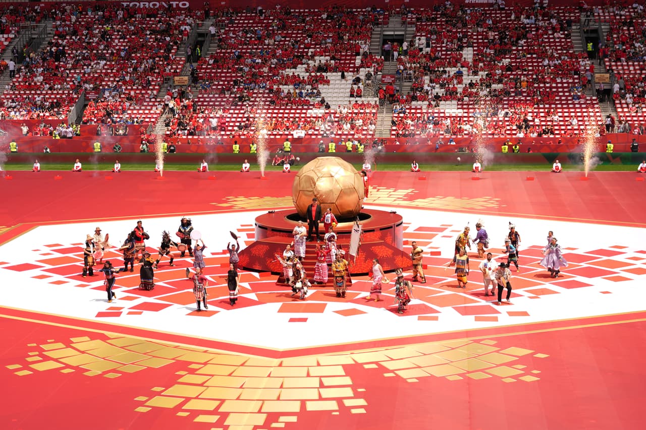 William Prince y bailarines actúan durante la ceremonia de apertura previa al partido de fútbol del Grupo B de la Copa Mundial entre Canadá y Bosnia, el viernes 12 de junio de 2026, en Toronto.
