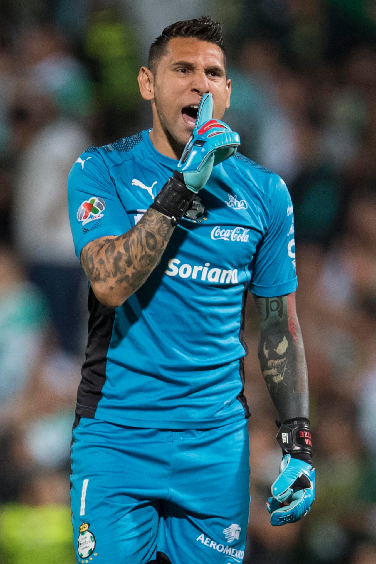 Jónathan Orozco, arquero de Santos, manda una señal tras uno de los goles de su equipo.