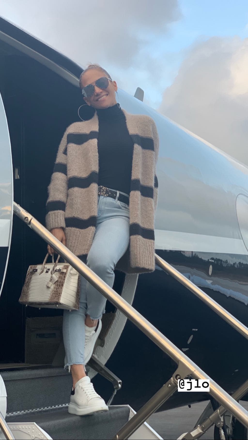 También compartió esta imagen, donde se ve a la cantante de 49 años completamente feliz en las escaleras del jet.