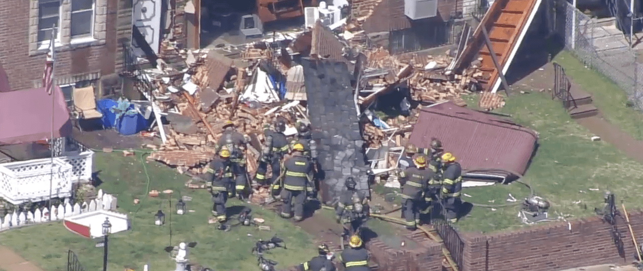 Un hombre de 61 años que vivía en la casa fue rescatado de las secuelas por un buen samaritano que se dio cuenta de que estaba atrapado.