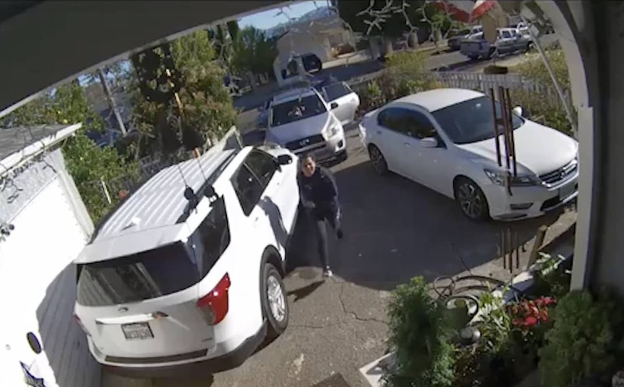 La mujer, que es vista en un video corriendo desesperada cuando reconoce al hombre, fue identificada como
<b>Karen Ruiz</b> de 35 años. La mujer había denunciado al sospechoso en varias ocasiones por violencia y tenía una orden de alejamiento.