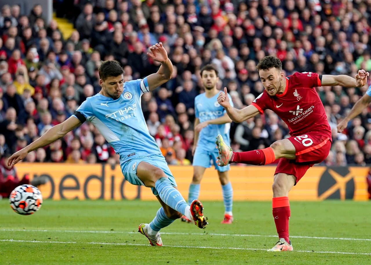 Termina la Jornada 7 de la Premier League con empate entre Liverpool y Manchester City 2-2 tras un intenso partido. Sadio Mané abrió el marcador al 59’, pero Phil Foden ya empataba el juego, sin embargo Mohamed Salah le daba la victoria parcial a los ‘Reds’ y, al 81’, Kevin de Bruine hace el del empate.