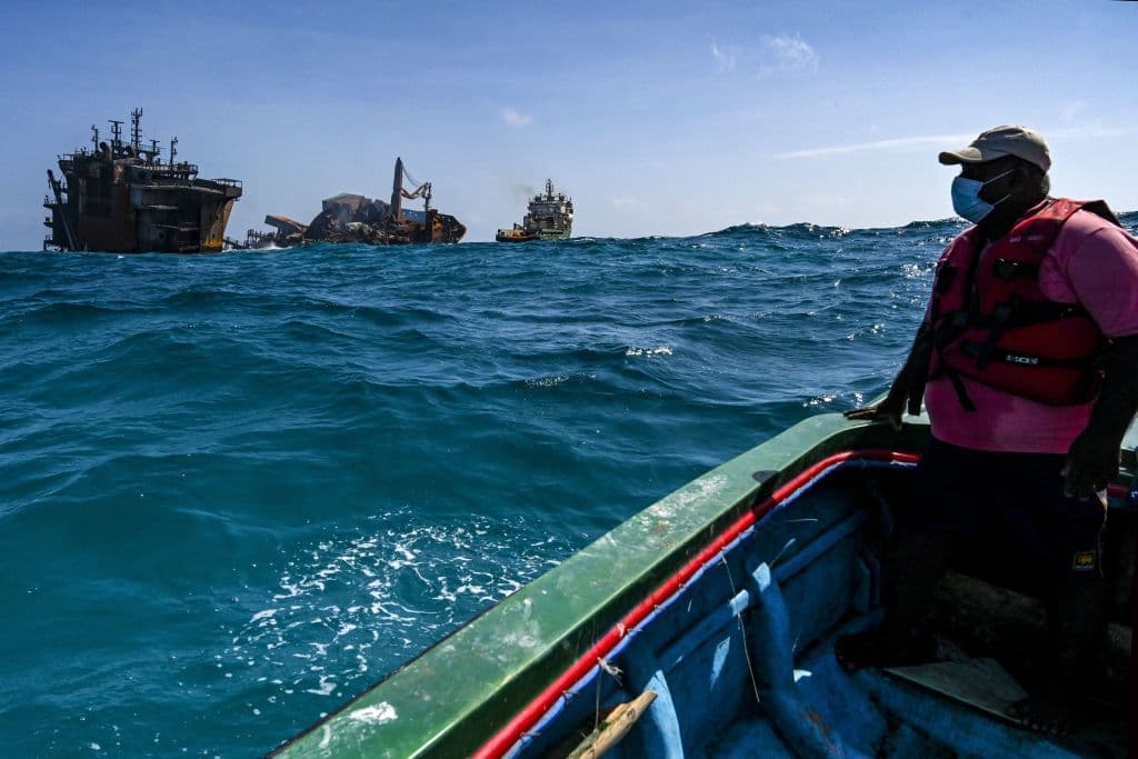 Actualmente no hay ningún indicio de escape de fuel, según Dan Gunasekera, abogado especialista en transporte marítimo internacional, que considera que serán necesarios sin dudas submarinistas para extraer el carburante del buque