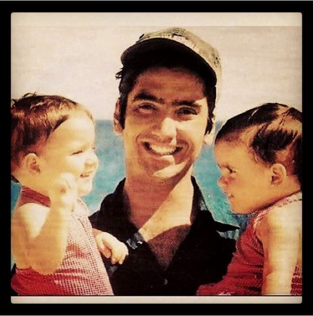 Ay, ay, ay. Esta imagen del recuerdo de Alejandro Fernández cargando a sus dos niñas nos llena de nostalgia.