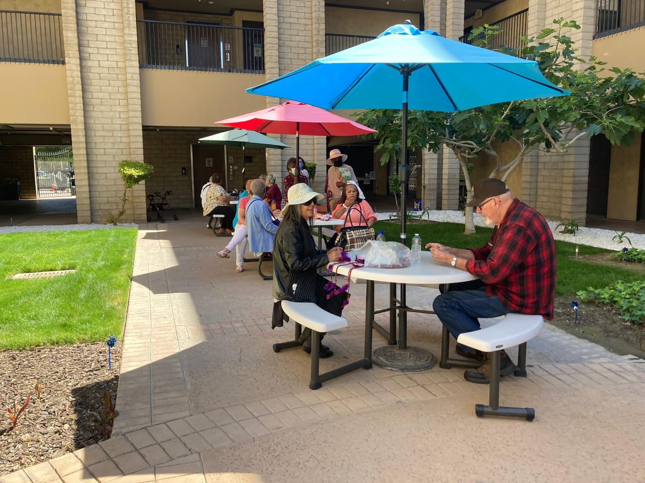 Durante la pandemia, las sesiones que
<b>regularmente se llevaban a cabo en las escuelas o bibliotecas, se trasladó a los hogares y a trravés de la tableta. </b>
<br>Los 31 abuelos adoptivos graduados celebraron pasar esta gran prueba a sus años.