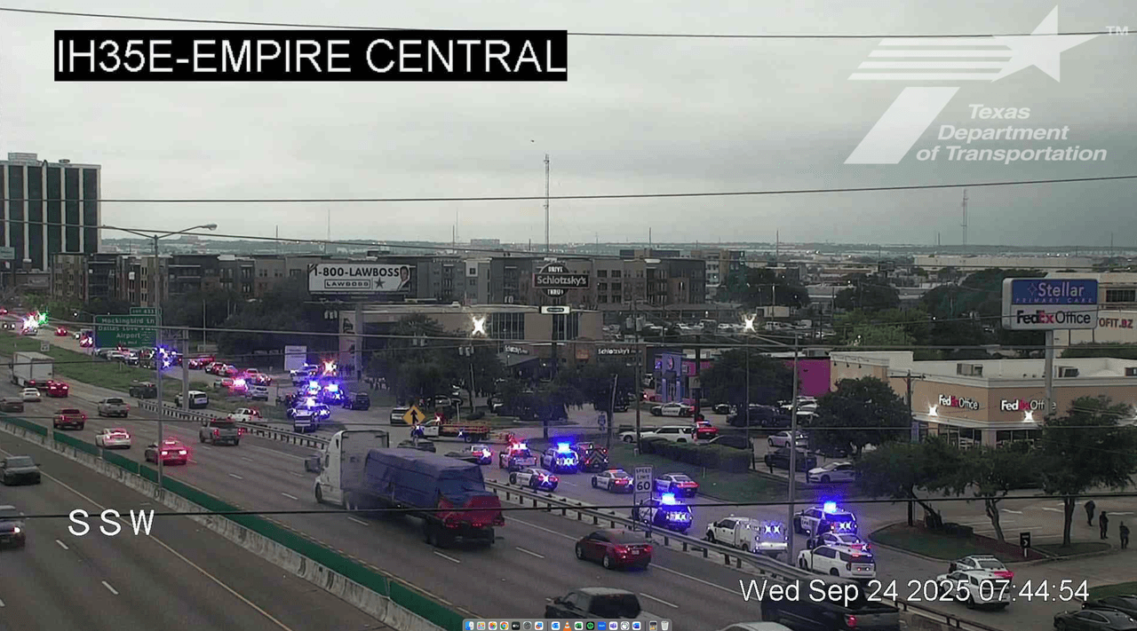 El
<a href="https://www.univision.com/local/dallas-kuvn/tiroteo-cerca-oficina-ice-dallas-heridos-reporta-policia" target="_blank">ataque armado</a> ocurrió
<b>poco antes de las 7:00 a.m.</b> en las oficinas del Servicio de Control de Inmigración y Aduanas (ICE) en Dallas.
<br>El edificio afectado se ubica en el
<b>8101 North Stemmons Freeway, cerca de la I-35E. </b>