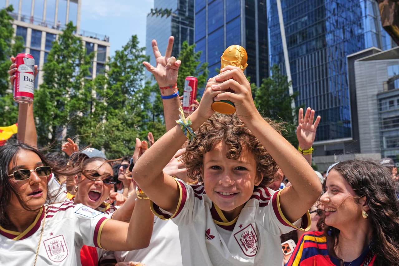 Un aficionado español sostiene la Copa del Mundo.