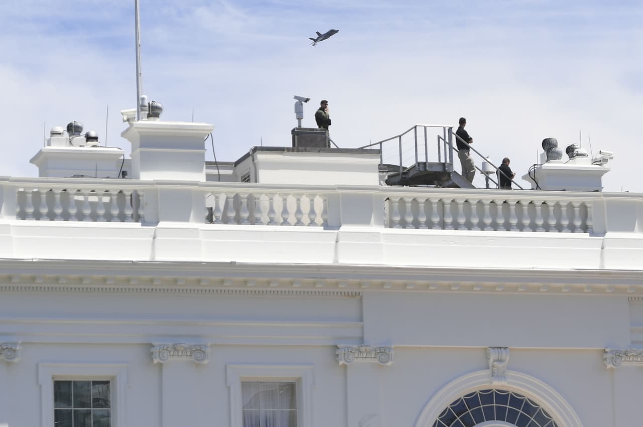 "Rusia nuevamente está mostrando su cara imperial antipática y hostil", señaló. "Rusia siempre está tratando de tomar nuestro territorio". En la fotografía la fachada de la Casa Blanca, al fondo el caza F-35.