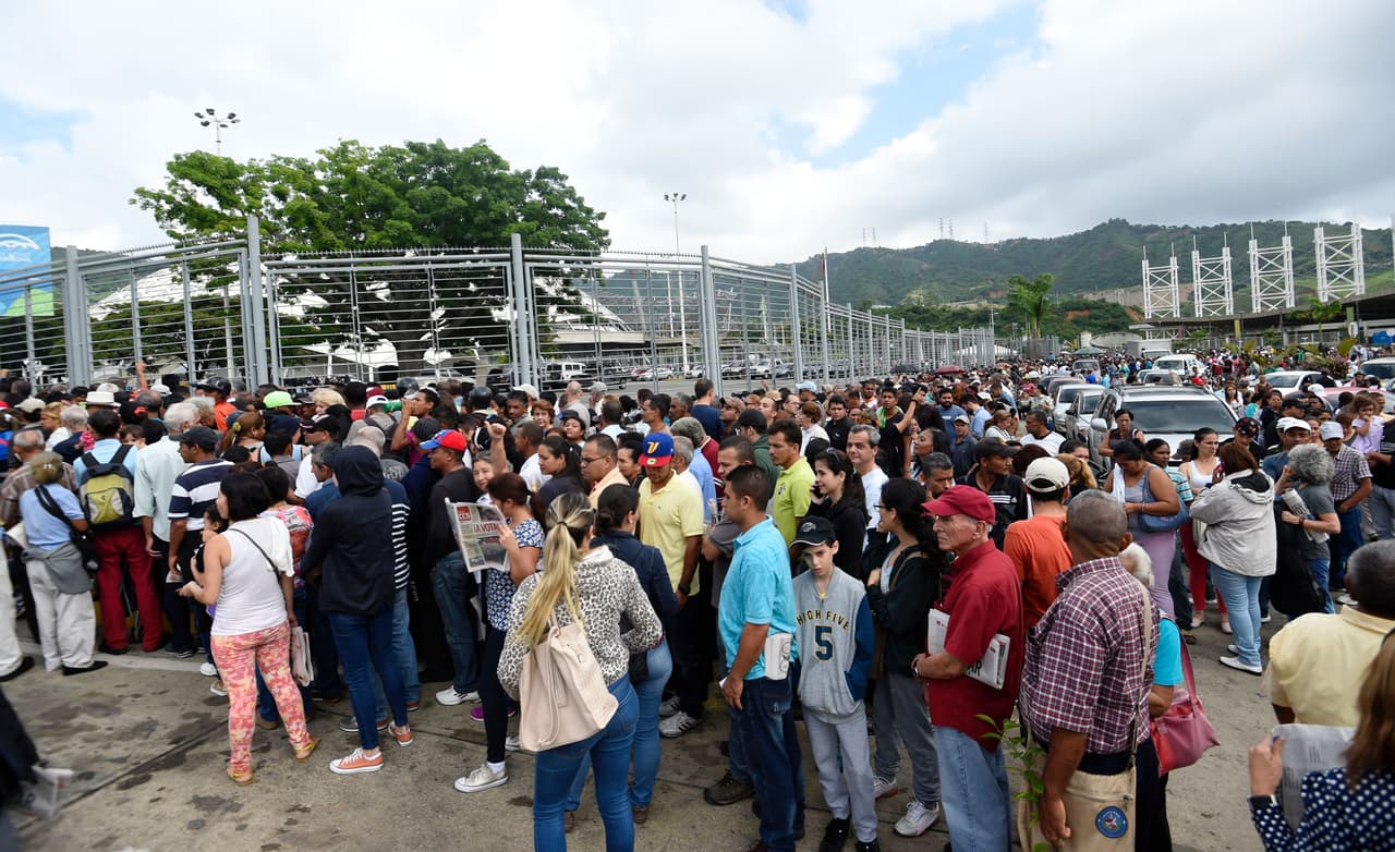 La cantidad de centros de votación en esta jornada es menor a la de elecciones anteriores. Un gran centro electoral se abrió en el Poliedro de Caracas, un teatro de gran capacidad en la capital.