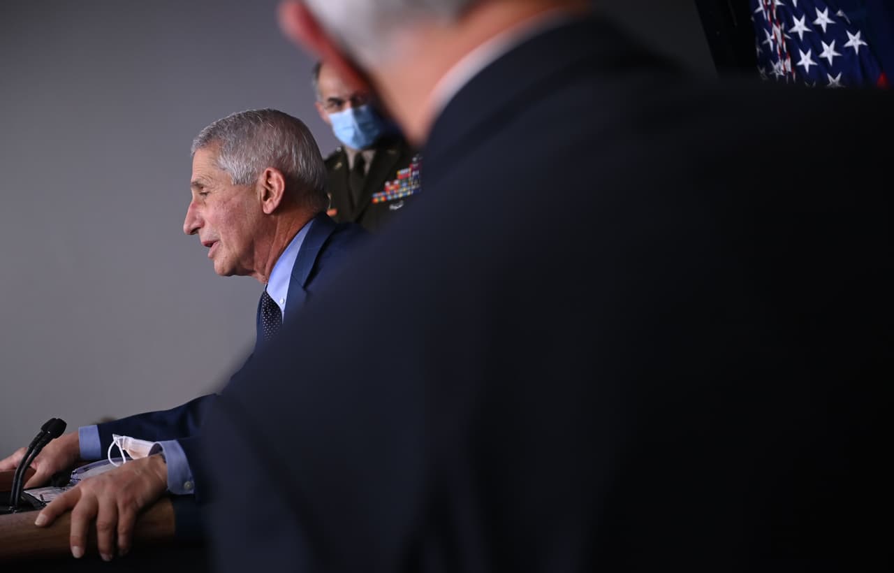 El director del Instituto Nacional de Alergias y Enfermedades Infecciosas, Anthony Fauci, da su declaración este jueves en la Casa Blanca.