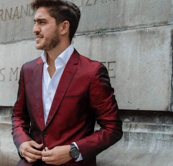 Las camisas blancas tampoco pueden faltar, pues quedan bien con cualquier traje.