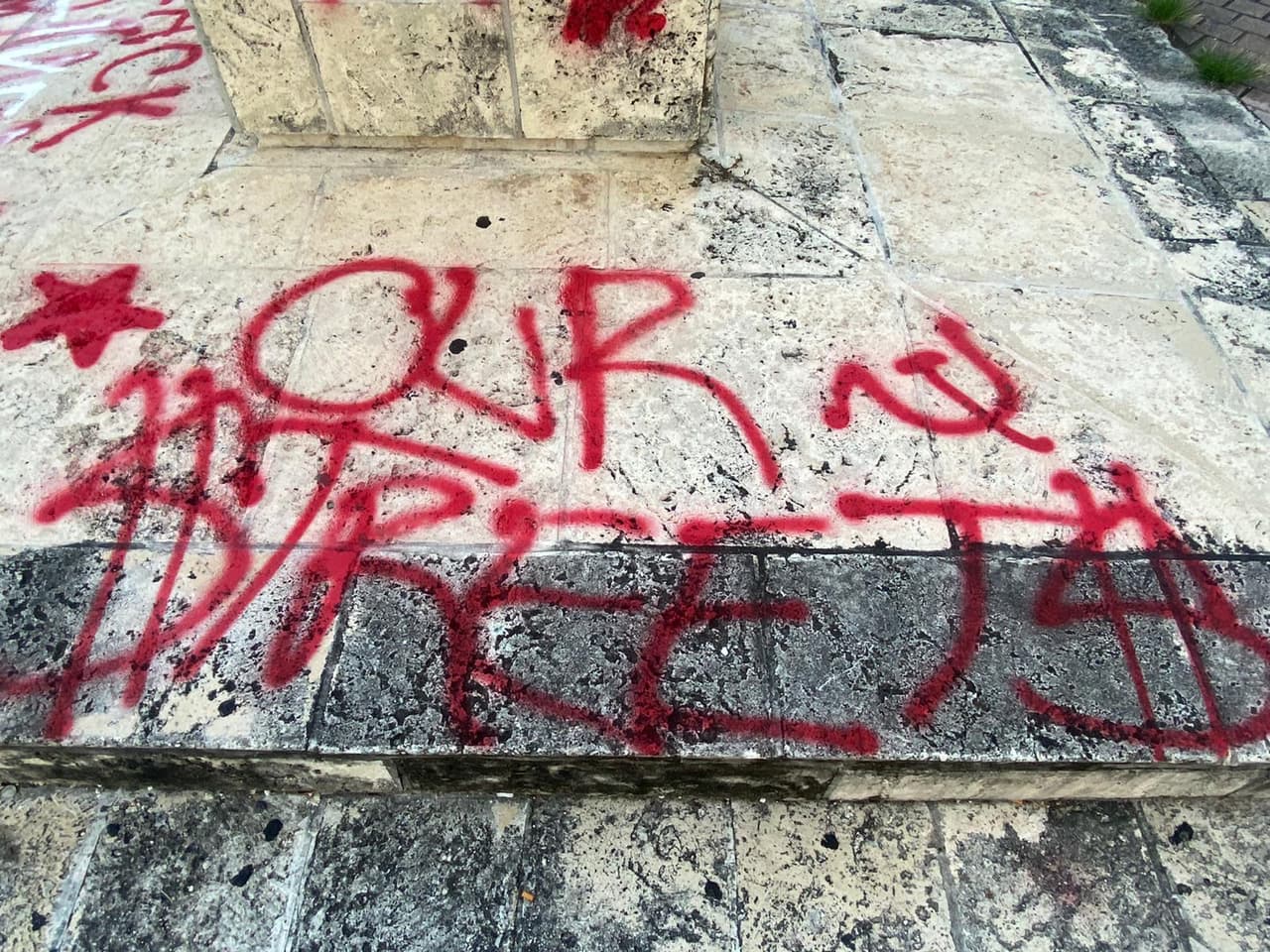 También pintaron mensajes en el piso, debajo de donde se encuentran las estatuas.