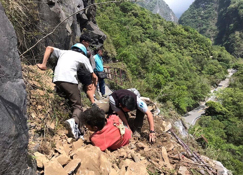El Centro de Operaciones de Emergencia de Taiwán informó que el terremoto de magnitud 6.1 en la escala de Richter sacudió la ciudad oriental de Hualien, a unas 125 millas (200 km) de Taipéi. En la foto, un turista herido (en rojo) es rescatado por trabajadores del Parque Nacional Taroko, en el este del país, tras el sismo.
<br>
<br>