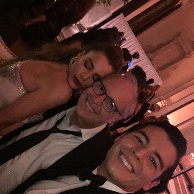 Muy bien acompañada de su hijo Manolo y Danny Zuker.