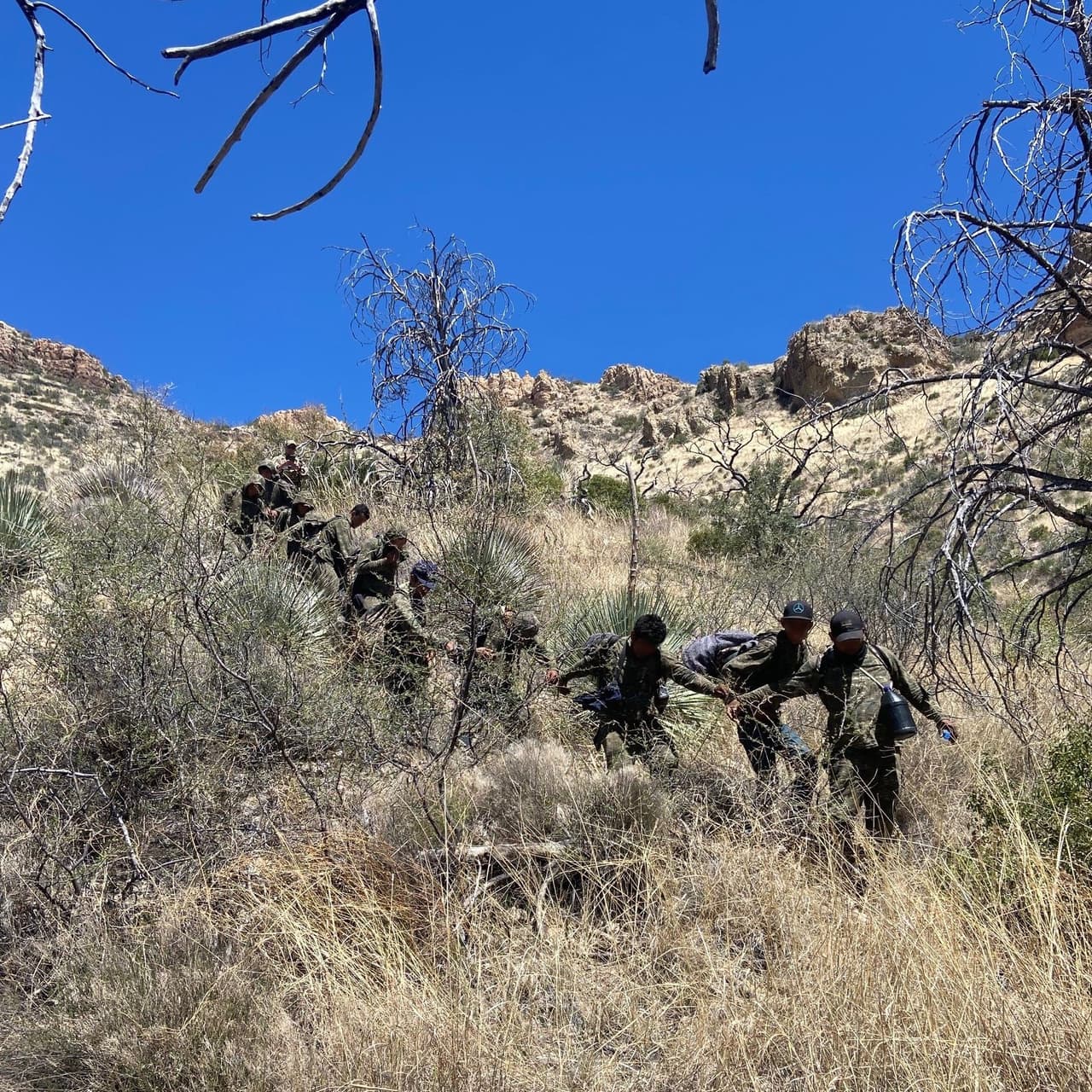 Según la publicación de CBP Arizona, dos de los inmigrantes en el grupo habían llamado previamente al 911.