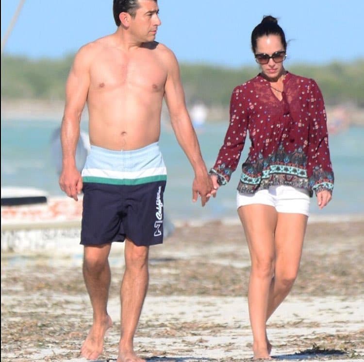 <b>Jasso tiene 56 años </b>y es pareja de Edelmira Gómez, hermana de quien fuera pareja de Sharis Cid. Dos días antes de su arresto, había asistido a la
<b><a href="https://www.univision.com/entretenimiento/sharis-cid-le-dedica-las-mananitas-a-su-asesinado-companero-en-el-que-habria-sido-su-cumpleanos-50">misa en honor al cumpleaños del asesinado,</a> </b>Isaías Gómez.