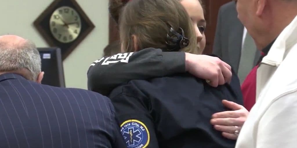 Sin un hospital en la ciudad, un bebé no ha nacido allí desde 1977, por lo que la ciudad honró tanto a la familia como a los socorristas por ayudar a hacer historia.
<br>