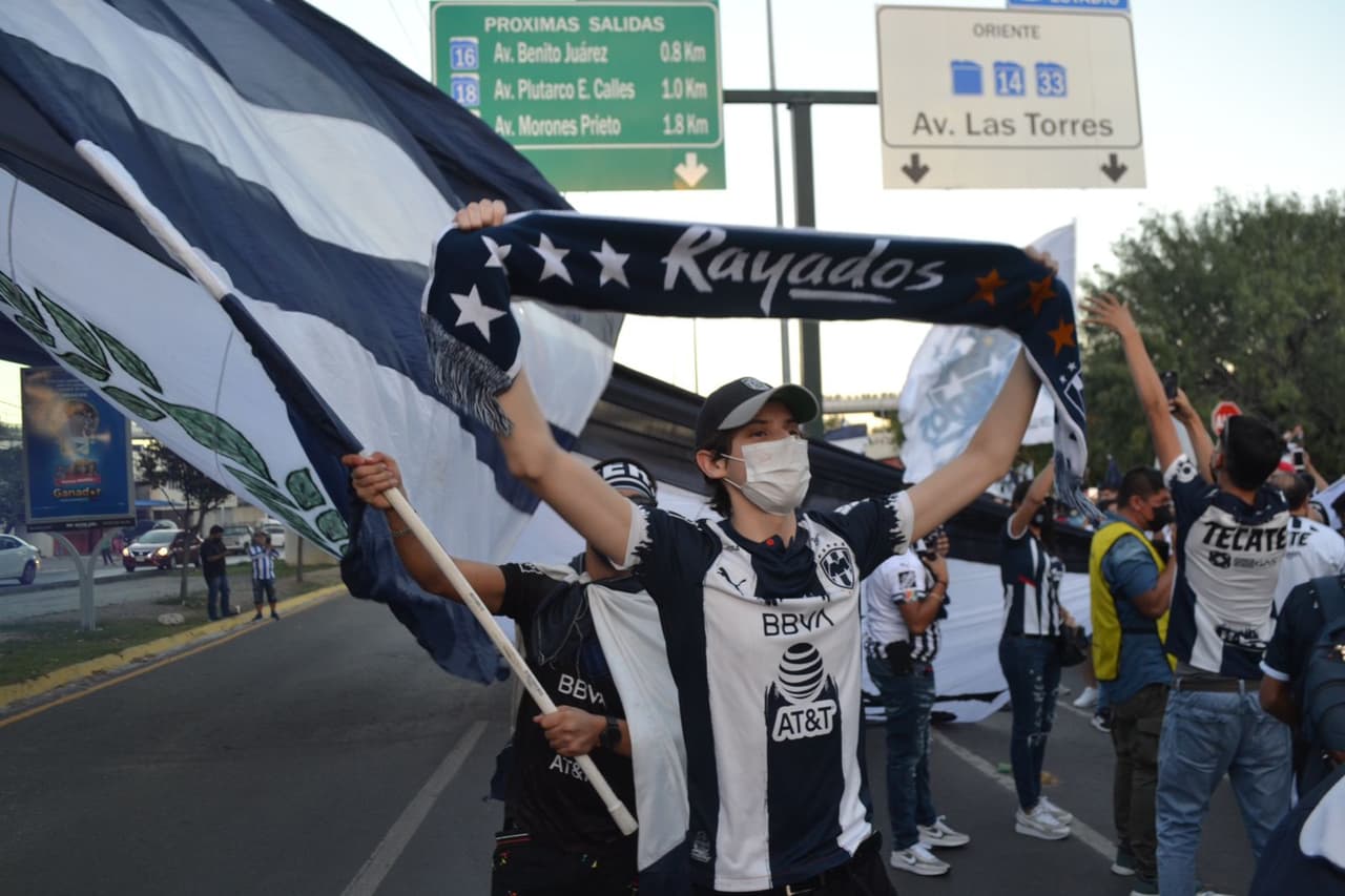 Así recibe la afición de Monterrey a sus jugadores previo a la final de Concacaf Liga de Campeones.