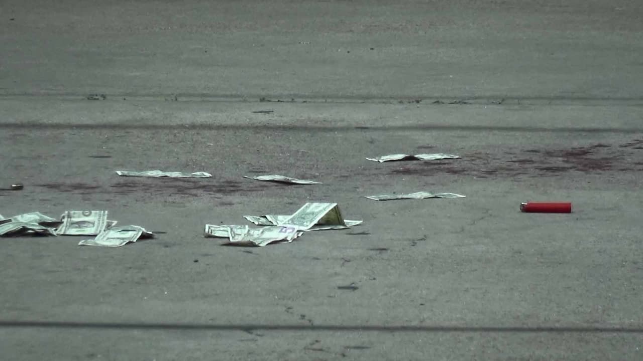 Reportan dos muertos tras tiroteo por robo de un vehículo en gasolinera al sureste de Houston