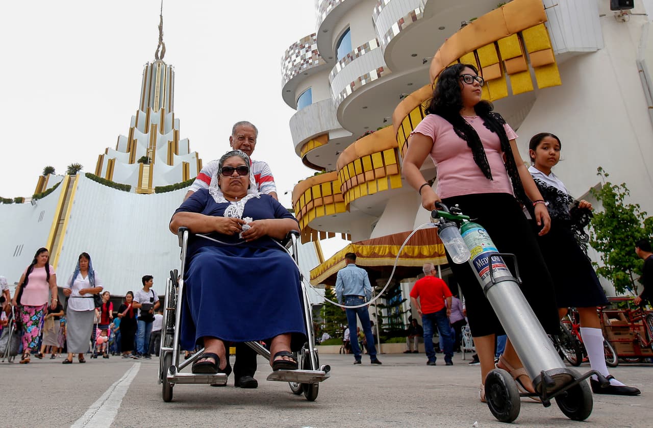 Hasta antes de la pandemia organizaban una imponente ceremonia en su templo mayor en Guadalajara que congregaba a decenas de miles de fieles provenientes de todo el mundo. Ese ritual de ocho días lo conocen como La Santa Convocación y se realiza en agosto, en coincidencia con el natalicio de Aarón.