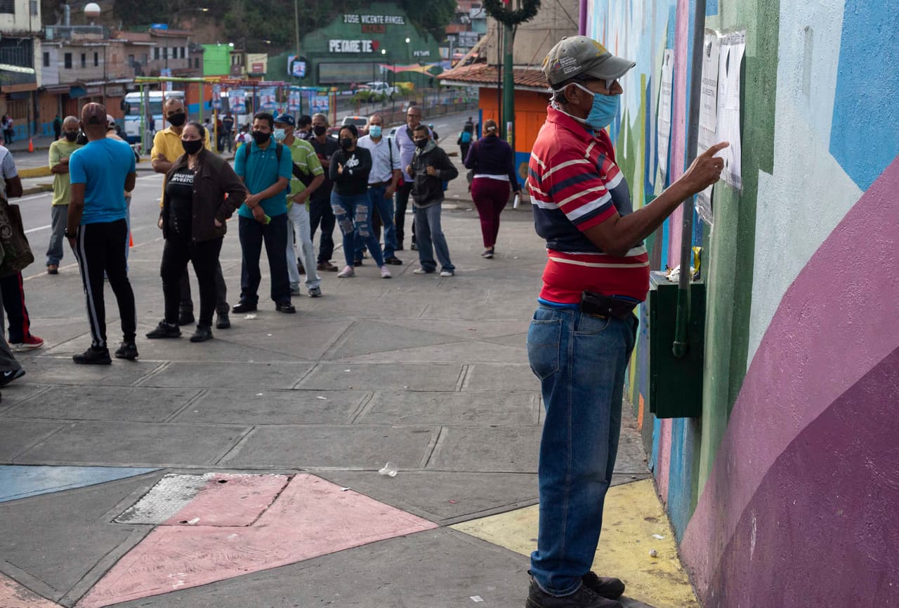 Sin embargo, se ha registrado poca presencia de personas en los centros electorales.