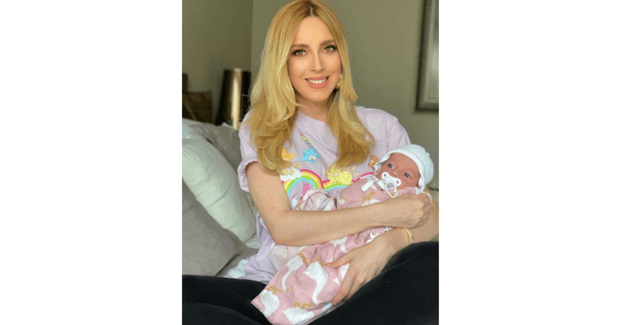 Shanik Aspe y su bebé, Carlotta