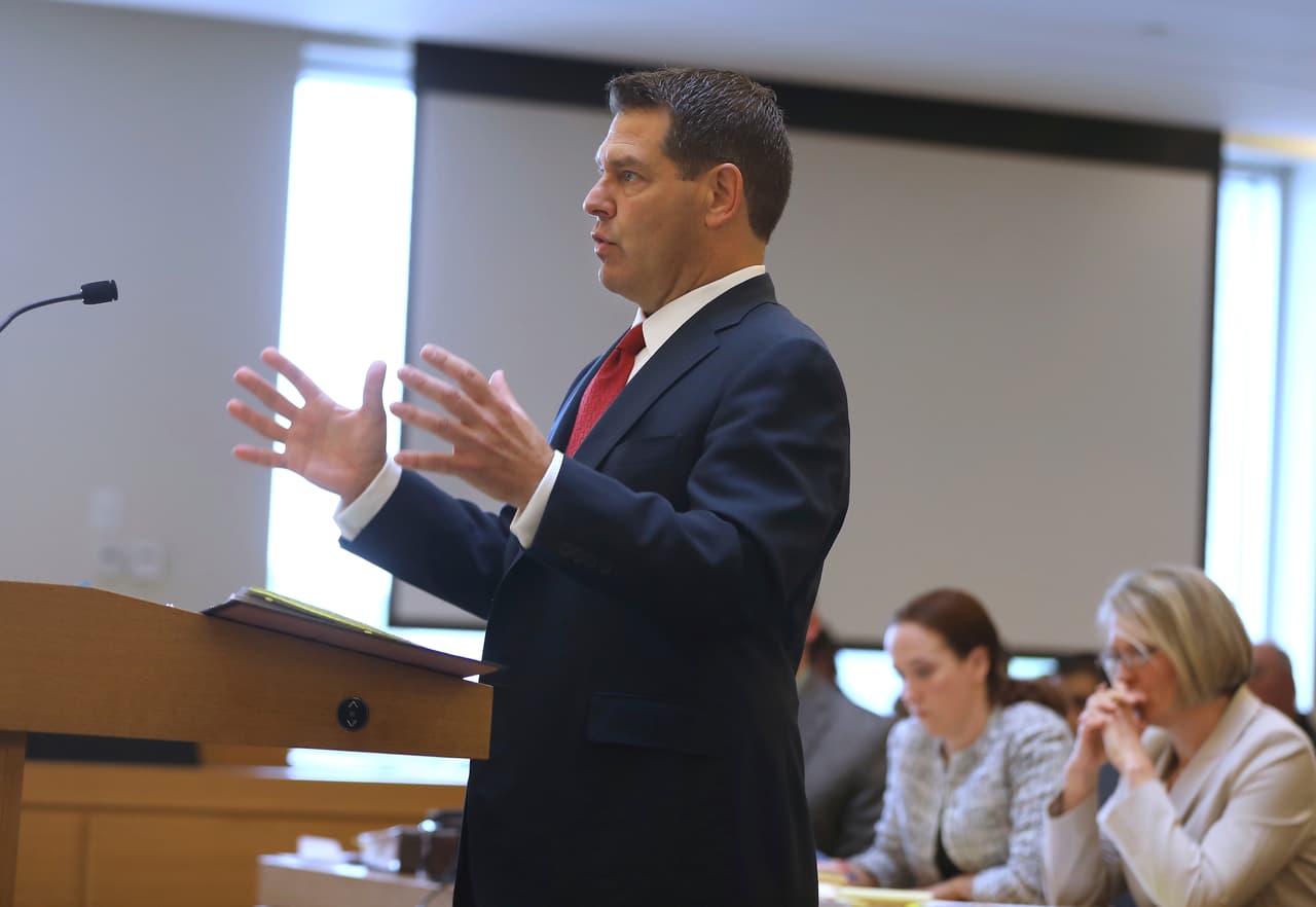 El abogado de Carter durante la presentación de sus argumentos iniciales en el juicio que arrancó este martes. La defensa de la joven argumentó que los mensajes de Carter son parte de su libertad de expresión y que su novio, Conrad Roy, había intentado suicidarse en ocasiones anteriores.