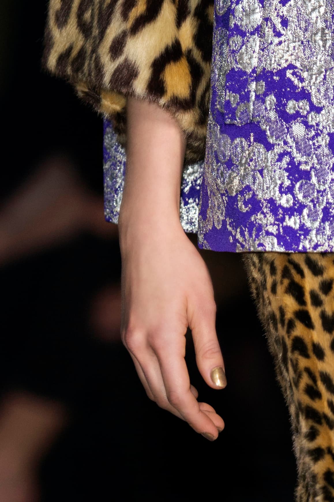 <b>9. Metálicos.</b> Con este tipo de barnices tus uñas no pasan a desapercibidas. Los reflejos metálicos reflejan la opulencia de diferentes piedras preciosas. Se llevan en tonos dorados, oro, azul y verde bosque.