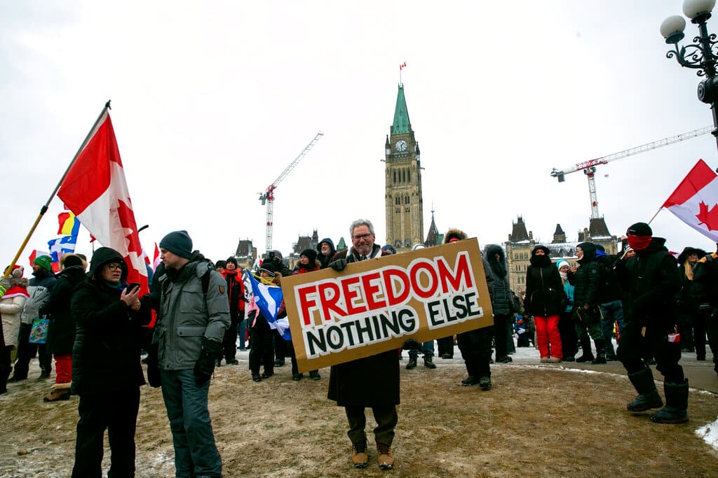 Don Stephens, de 65 años, diseñador gráfico jubilado, sostiene un cartel en Parliament Hill para apoyar a los camiones alineados en protesta por los mandatos y restricciones de la vacuna contra-19 en Ottawa, Ontario, el sábado 12 de febrero de 2022.