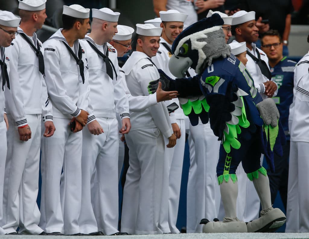 Blitz, la mascota de los Seattle Seahawks, haciendo los honores.