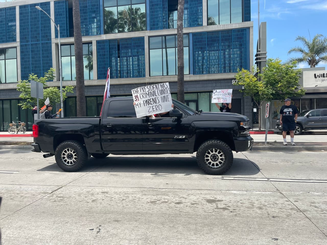 Las protestas coinciden con el desfile militar en Washington, el aniversario del Ejército de EE. UU. y el cumpleaños 79 de Trump, un evento criticado por los manifestantes como “culto a la personalidad”.
