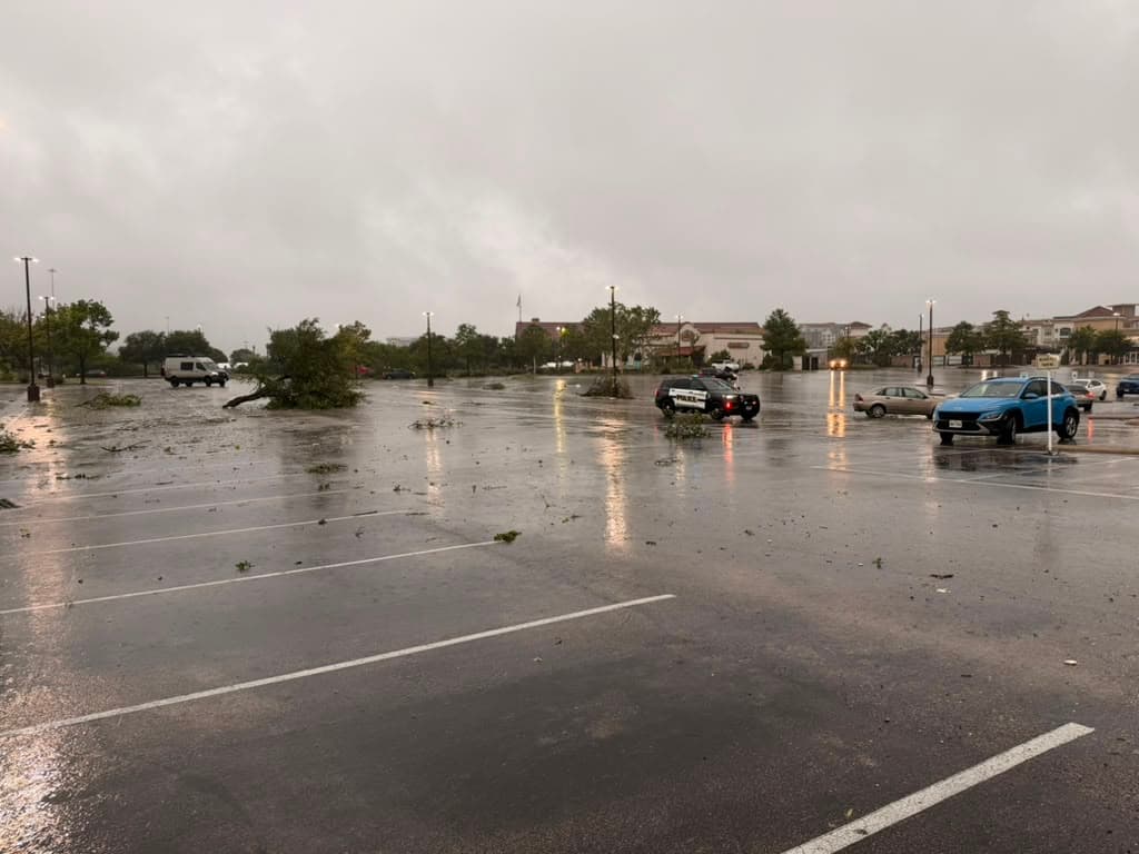 Un tornado fue reportado alrededor de las
<b>7:55 am cerca de The Dominion, cruzando sectores próximos a la I-10 y desplazándose hacia el área de Leon Springs.</b>
