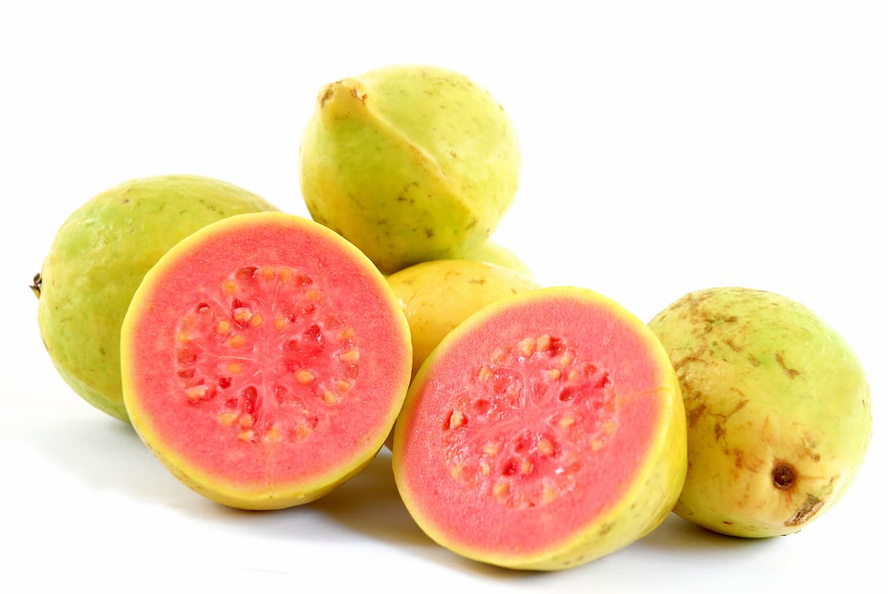 Guayaba: Esta fruta tiene muchos beneficios para tu salud, entre ellos está el combatir enfermedades infecciosas y su concentración de antioxidantes. Prepara un rico dulce de guayaba para degustar después de la hora de la comida. Sólo necesitarás de uno a dos kilos de guayabas, azúcar, nueces y agua.