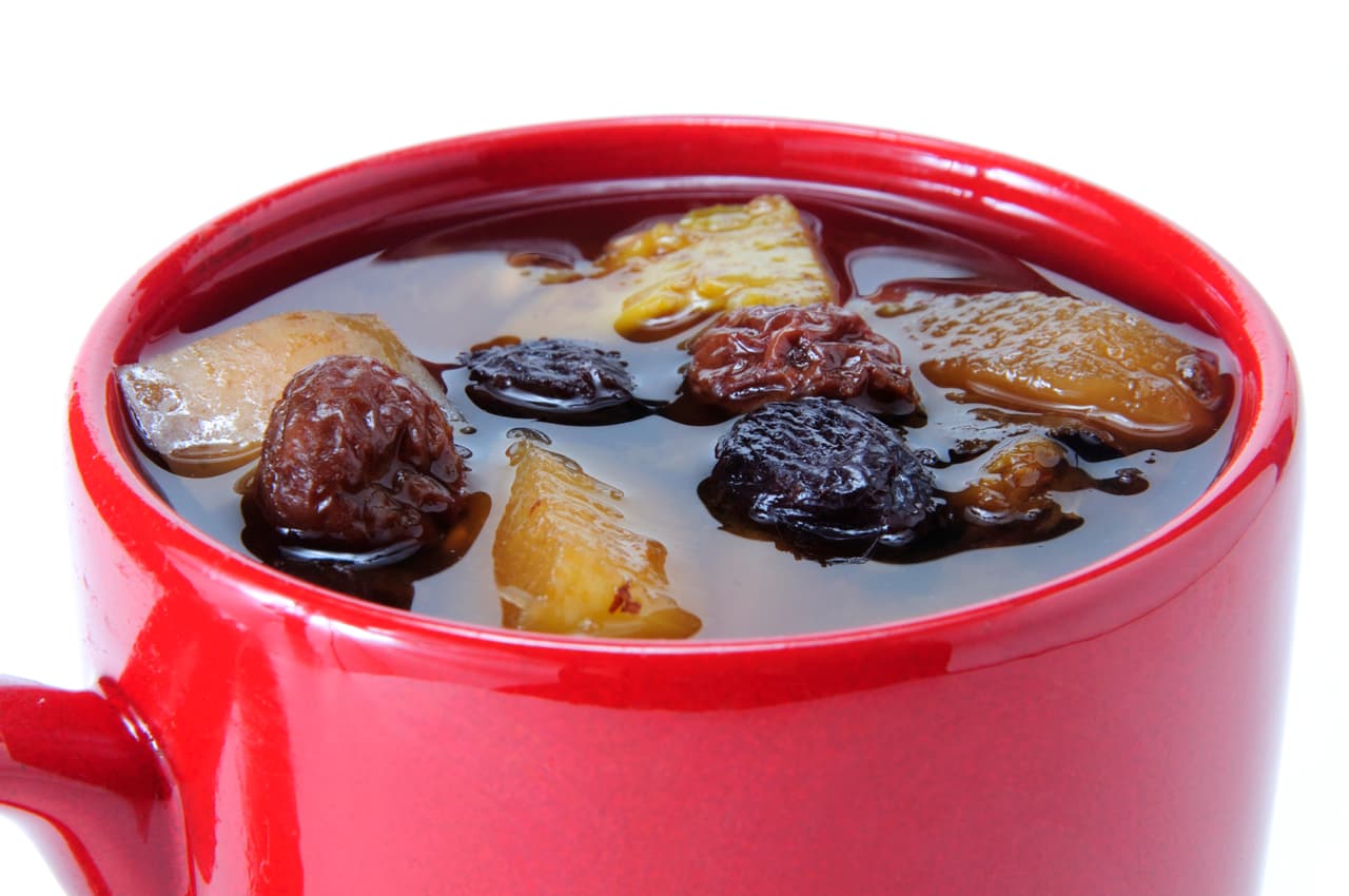 En otro recipiente pon a hervir el agua y el azúcar para formar el almibar, agrega las guayabas y deja que la mezcla tome la espesura que deseas.