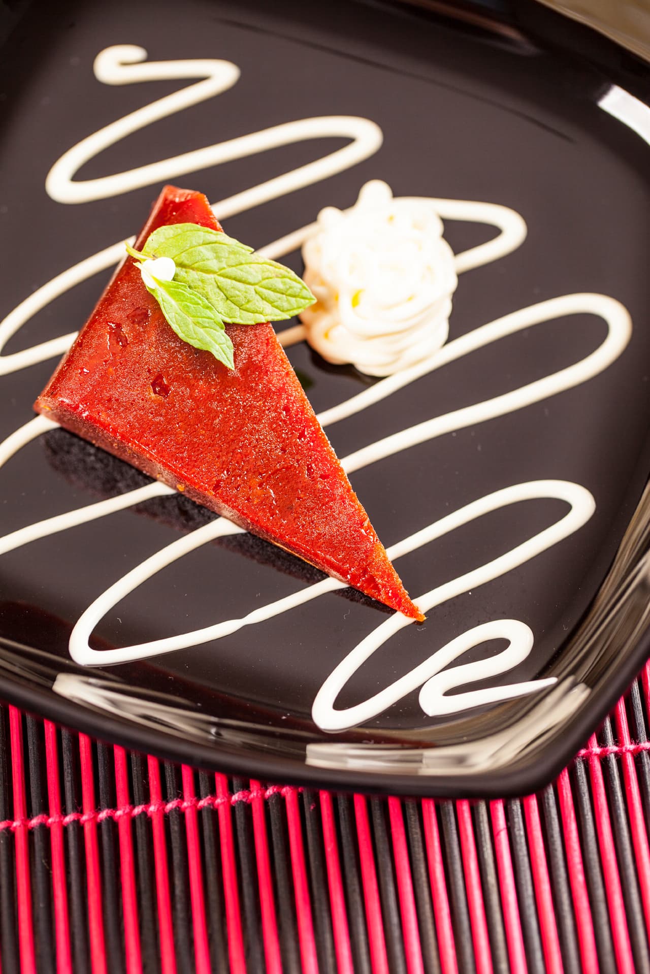 Tu dulce de guayaba estará listo para ser deleitado. Al servirlo agrégale las nueces, también puedes acompañar con queso crema, combinando sabores dulces y salados.