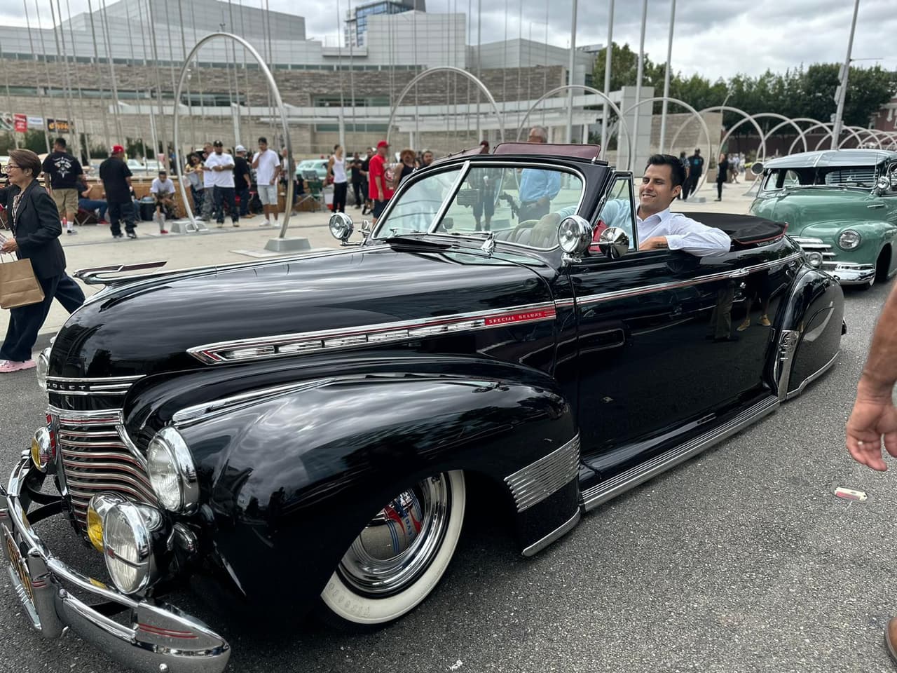 Aunque esta cultura solía ser dominada principalmente por hombres, se ha observado un aumento en la participación de mujeres que también comparten su pasión por los Lowriders.
<br>