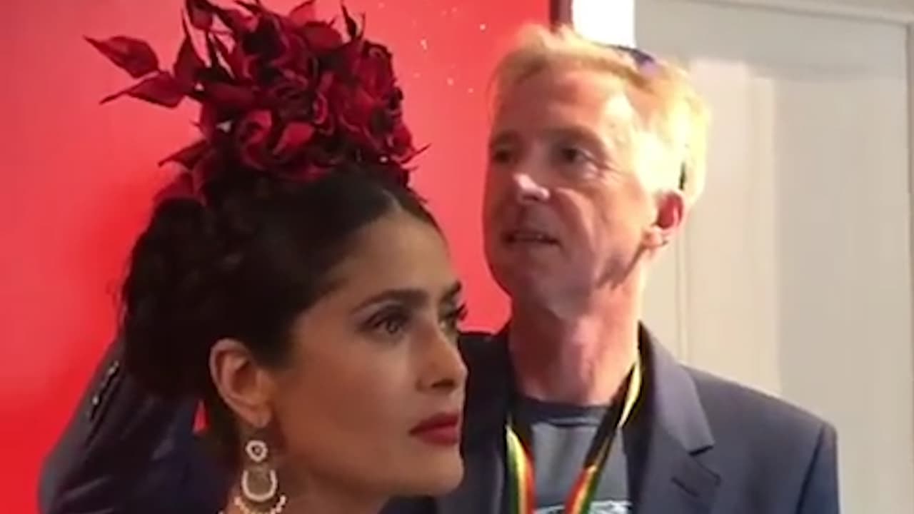 “Mi amigo Philip Treacy dando los últimos retoques a su creación, a la que llamó ‘Rosas sangrientas’”, escribió la actriz.
<br>