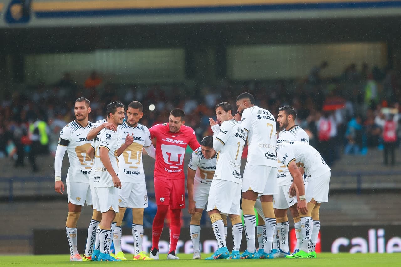 Pumas recibió al Celta de Vigo en Ciudad Universitaria en plena lluvia torrencial que ayudó a la velocidad del juego y al ataque incesante de los universitarios en el primer cuarto de hora.