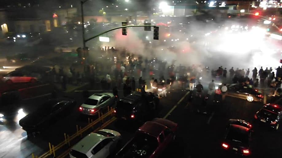 Disparos al aire y cientos de vehículos en los ‘sideshows’ del fin de semana en el Área de la Bahía