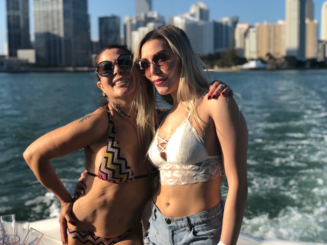 Mientras la Reina de corazones estaba gozando el éxito de su más reciente tema, el mismo día Frida Sofía, de quien está distanciada, hizo su debut como cantante con
<b><a href="https://www.univision.com/famosos/con-el-apoyo-de-su-madrastra-frida-sofia-se-enfrentara-con-alejandra-guzman-fotos">el lanzamiento de la canción ‘Ándale’</a></b>, la cual ha contado con muy buena recepción.