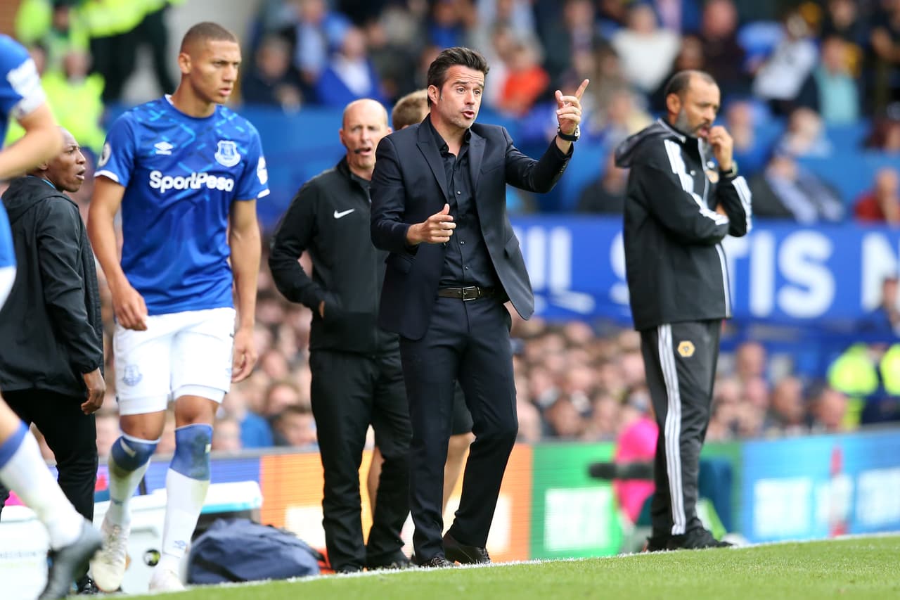 Marco Silva, manager de Everton dando instrucciones.
