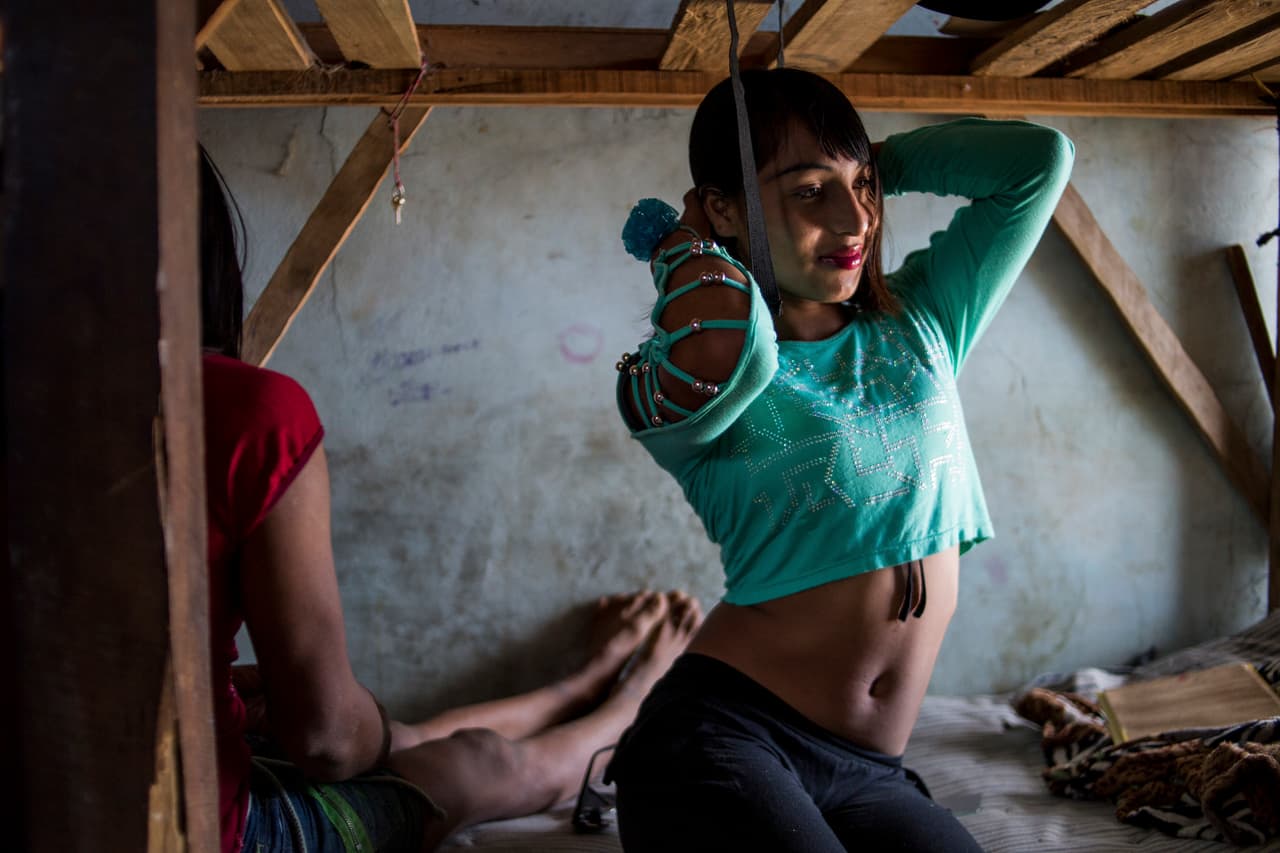 Angélica al momento de prepararse para salir. Cuenta junto a sus compañeras que está cansada de que algunos hombres las toquen o se les acerquen entre los arbustos o en medio de la noche.